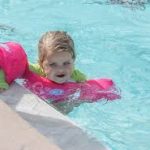 bambina nuoto